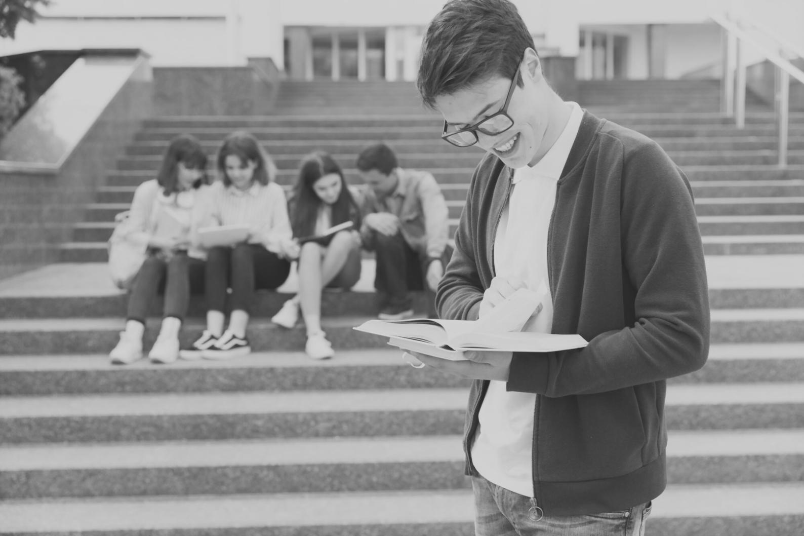 Студенческая работа с манипуляцией света в городской среде